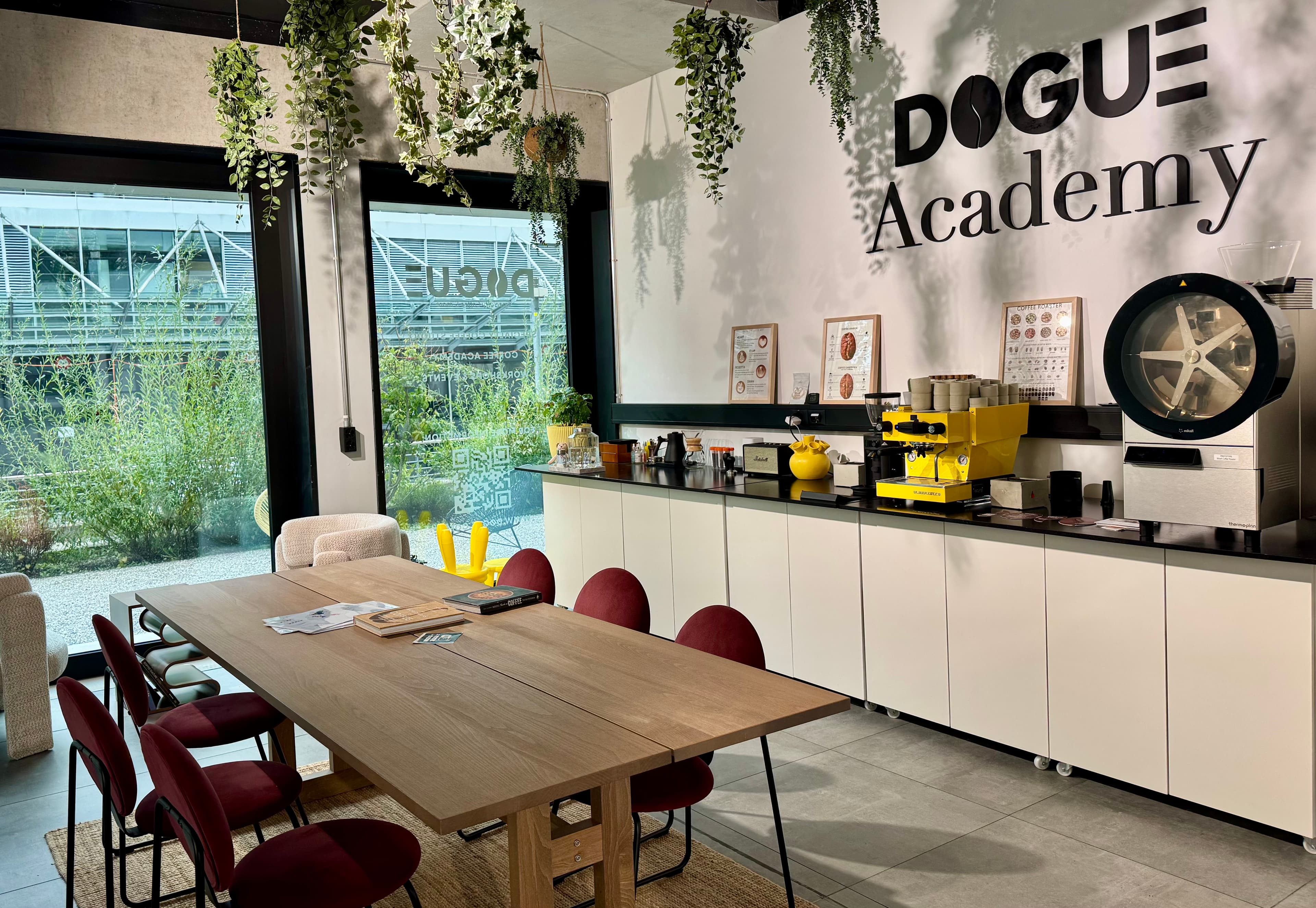 Ο χώρος της ακαδημίας του Dogue όπου γίνονται τα μαθήματα που προσφέρει το καφέ αλλά μπορείς και να καθίσεις κατά τις ώρες λειτουργίας.
