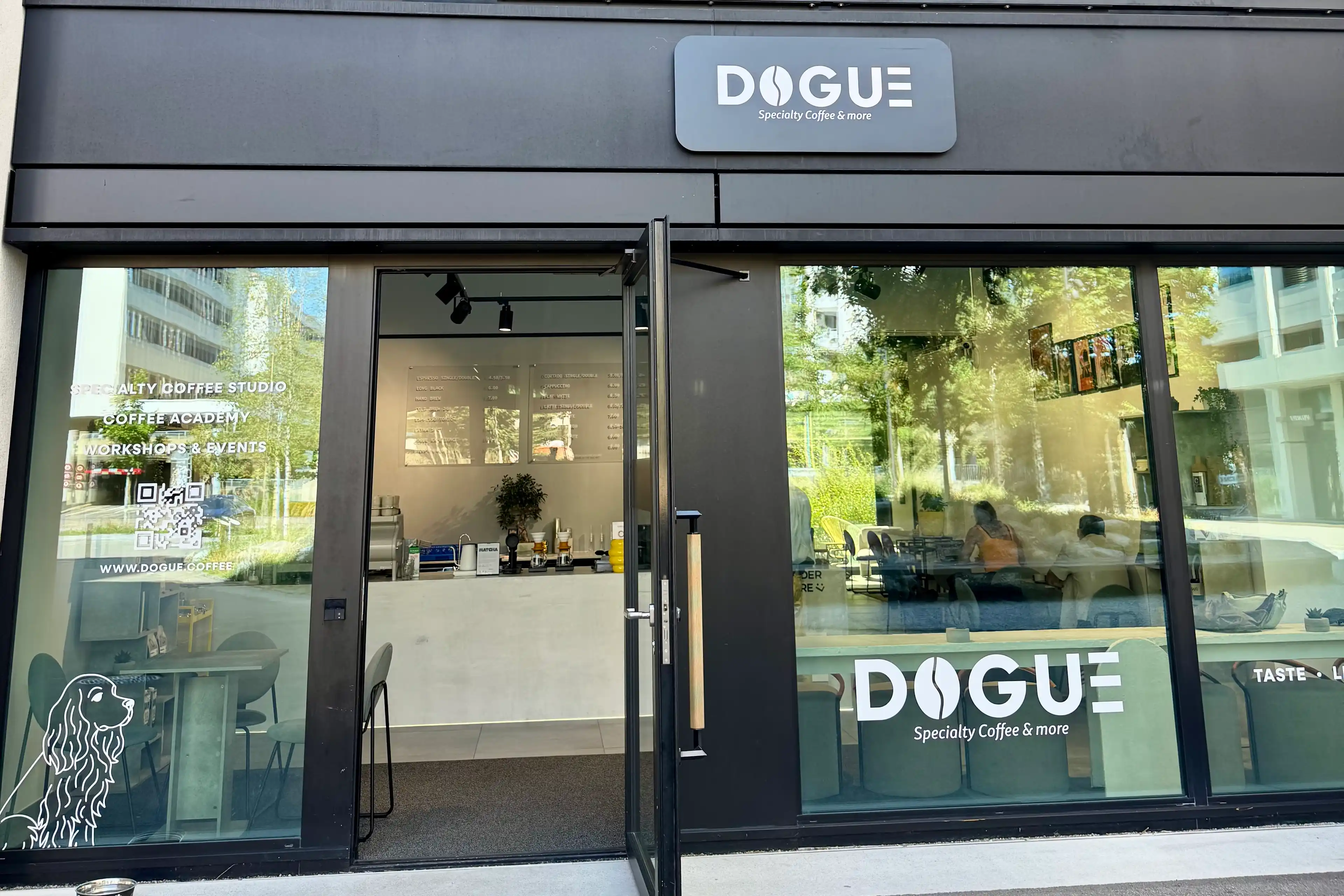 Η βιτρίνα στην είσοδο του Dogue.